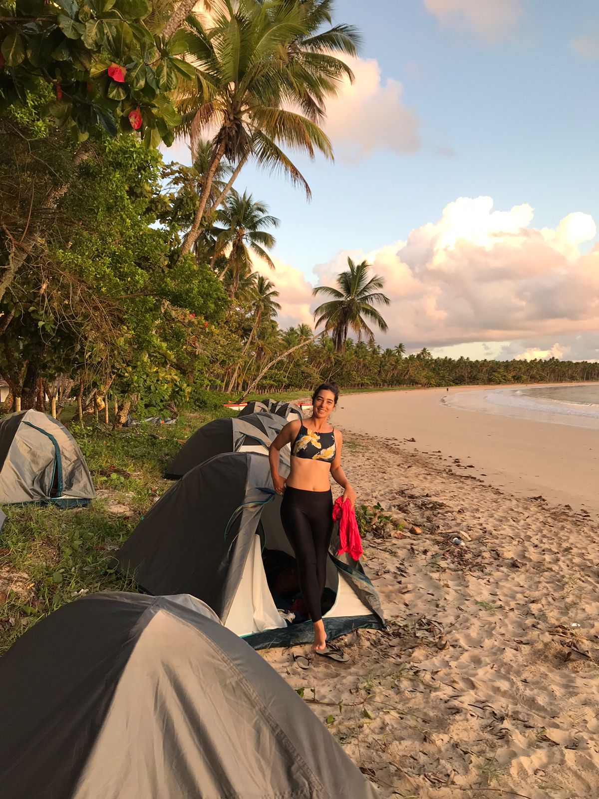 Acampamento de tendas na praia ao entardecer
