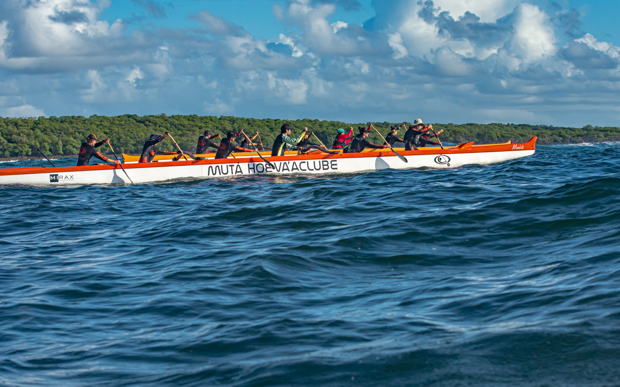 Canoa Mutá Hoe Va'a Clube remando ao longo do mangue